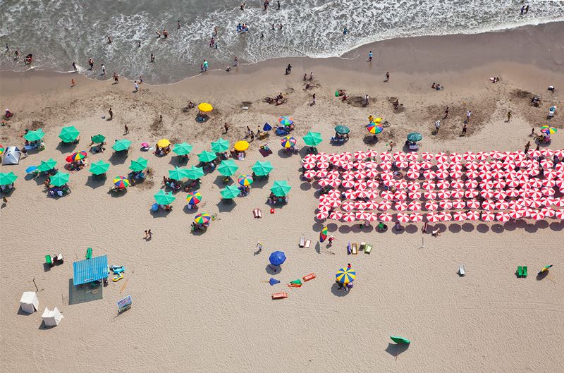 Maco Vargas : Umbrellas 16  - Stampa fine art - Mostra Racconti di paesaggi - Collezione da Tiffany