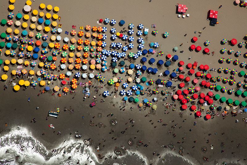 Maco Vargas : Umbrellas 10  - Stampa fine art - Mostra Racconti di paesaggi - Collezione da Tiffany