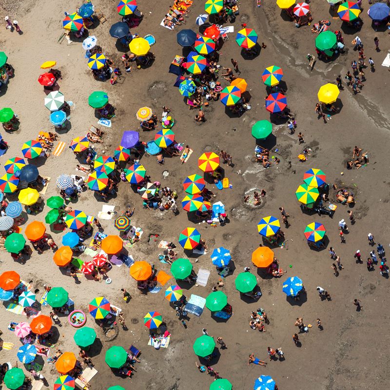 Maco Vargas : Umbrellas 1  - Stampa fine art - Mostra Racconti di paesaggi - Collezione da Tiffany